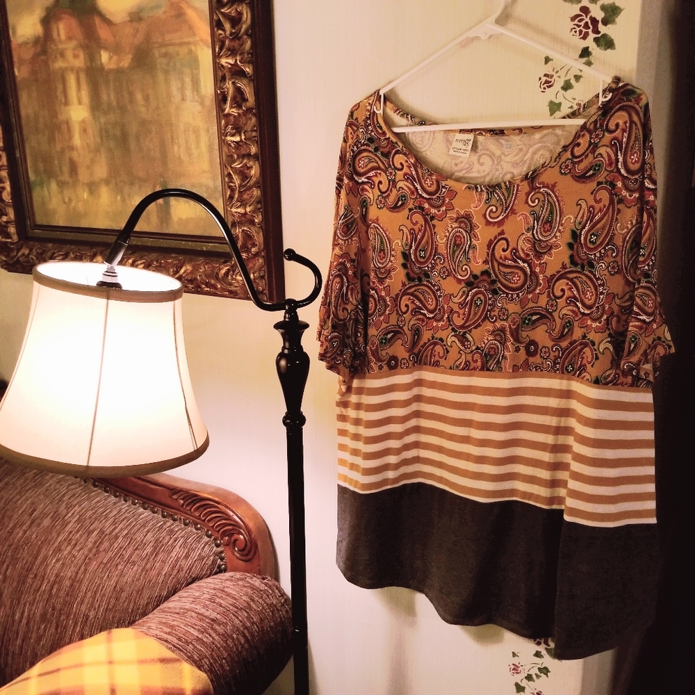 🎄4 for $20! Womens 3 patterned Top